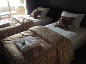 Deluxe 2 - Bedrooms | Escrivaninha, ferros/tábuas de passar roupa, berços