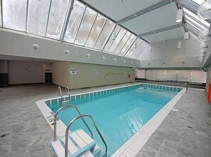 Pool waterfall - Oxford Furnished Apartments, Mississauga (Mississauga)