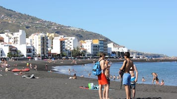 Una spiaggia nelle vicinanze, sabbia scura