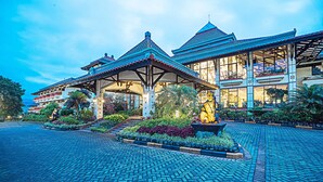 A traditional building with a tiled roof and a covered entrance area. - Royal Hotel and Villa Batu (Batu)