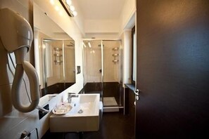 Douche, articles de toilette gratuits, sèche-cheveux, chaussons