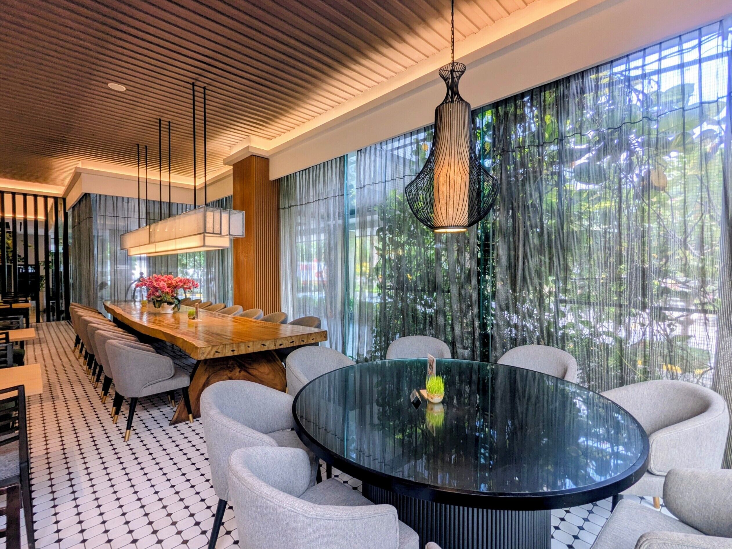 Breakfast, lunch and dinner served