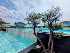 Outdoor pool, open 7:00 AM to 8:00 PM, pool umbrellas - Grand Zuri Jababeka - Cikarang (Cikarang)