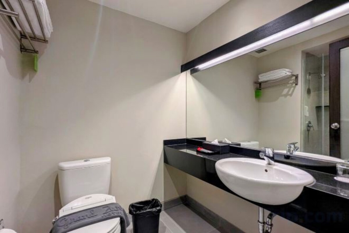 Combined shower/tub, hydromassage showerhead, hair dryer (on request)