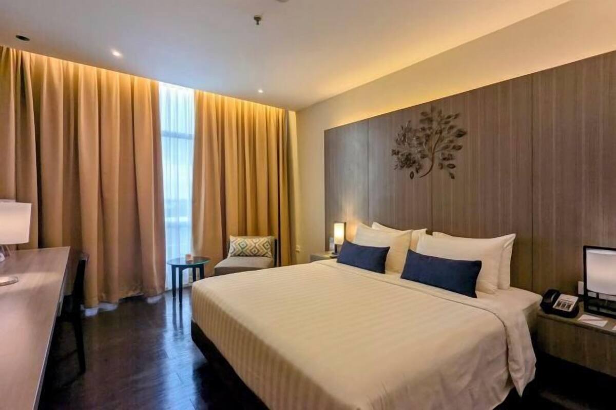 Premium bedding, minibar, in-room safe, desk