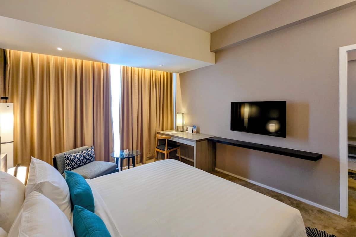Habitación junior doble | Ropa de cama de alta calidad, minibar, caja fuerte y escritorio
