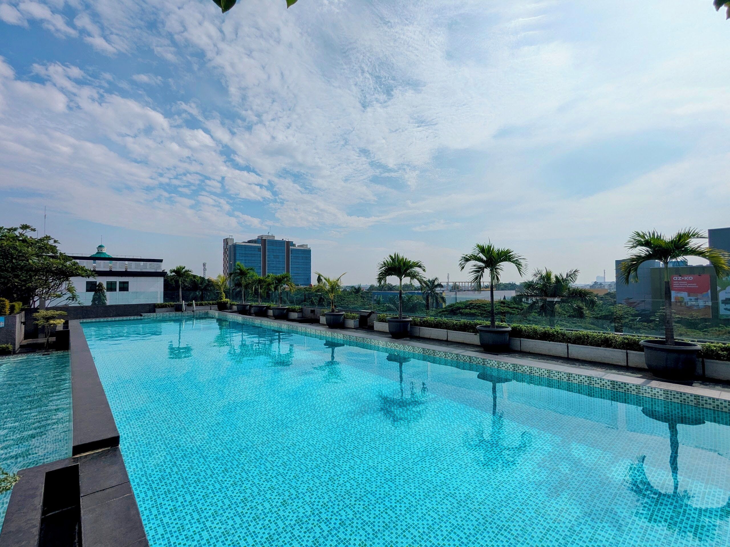 Udendørs pool, åben fra kl. 07.00 til kl. 20.00, parasoller
