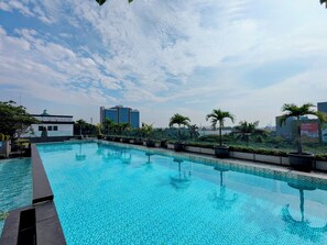 Outdoor pool, open 7:00 AM to 8:00 PM, pool umbrellas - Grand Zuri Jababeka - Cikarang (Cikarang)