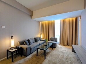 Junior-Doppelzimmer | Wohnbereich | 32-Zoll-LCD-Fernseher mit Satellitenempfang, Fernseher