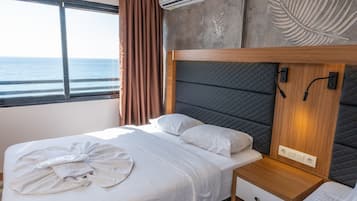 Standard Deniz Manzarali Double + Tek yatakli Oda | Hochwertige Bettwaren, Minibar, Zimmersafe, Verdunkelungsvorhänge