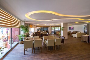 Lobby sitting area - Sunday Beach Hotel (Kusadasi)