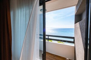 Standard Deniz Manzarali Double + Tek yatakli Oda | Premium bedding, minibar, in-room safe, blackout drapes