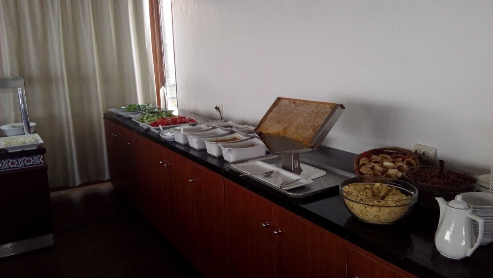 Un buffet con diversi cibi e una postazione per il caffè.