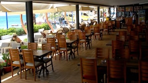2 restaurantes, com serviço de café da manhã e almoço; culinária turca