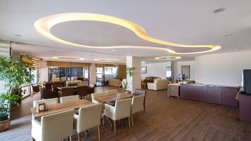 2 bars/lounges