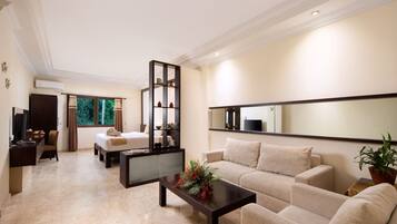 Executive Suite | Minibar, in-room safe, desk, soundproofing