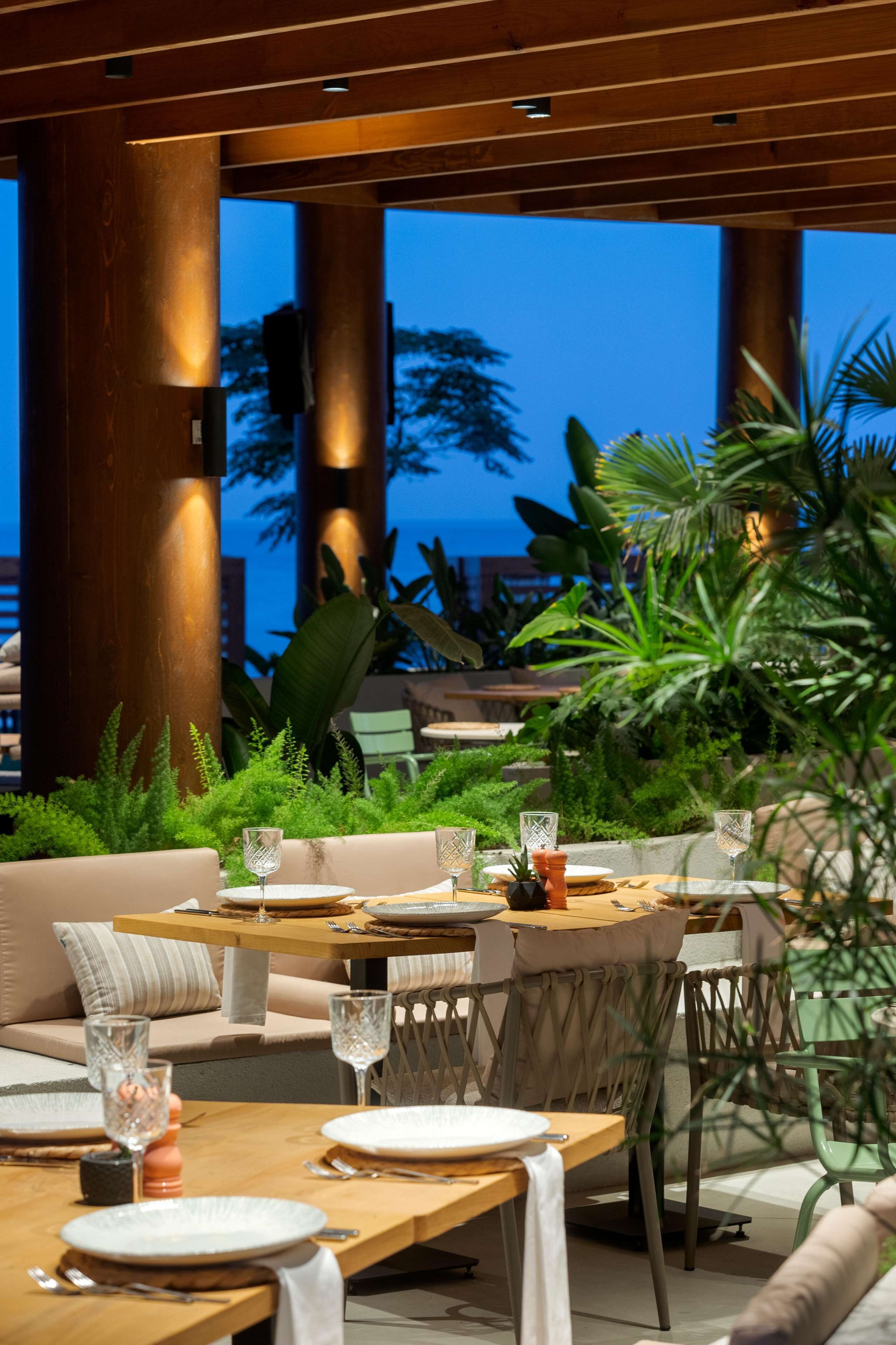 7 restaurants, breakfast, lunch, dinner served; international cuisine