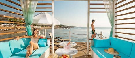 Plage privée, chaises longues, parasols, serviettes de plage