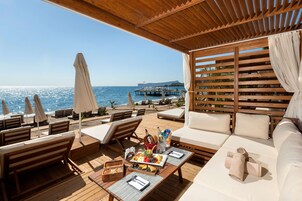 Private beach, sun-loungers, beach umbrellas, beach towels