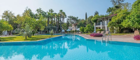 11 buitenzwembaden, ligstoelen bij het zwembad