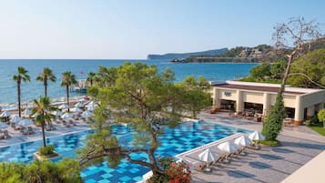 11 piscine all'aperto, lettini