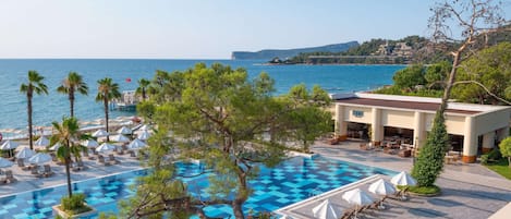 11 outdoor pools, pool loungers