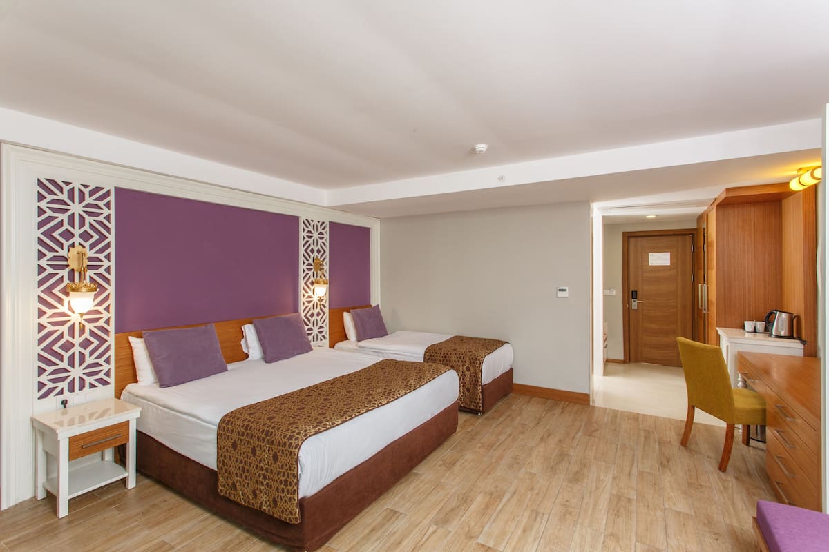 2 kamar tidur, seprai premium, minibar gratis, dan brankas