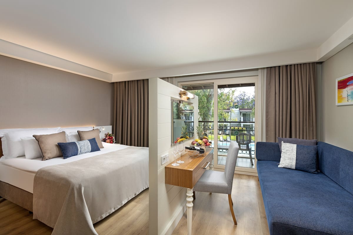 2 bedrooms, premium bedding, free minibar, in-room safe