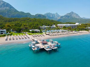Plage privée, chaises longues, parasols, serviettes de plage