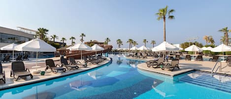 Piscina interna, 4 piscinas externas, guarda-sóis, espreguiçadeiras