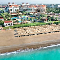Plage privée, chaises longues, parasols, serviettes de plage