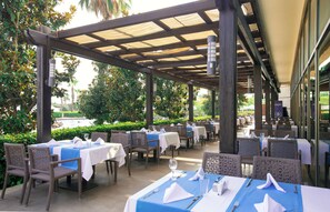 5 restaurantes; se sirven desayunos, almuerzos y cenas