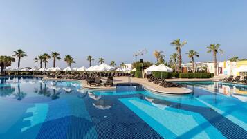 Innenpool, 4 Außenpools, Sonnenschirme, Liegestühle