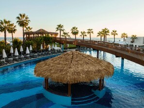 Una piscina cubierta, 4 piscinas al aire libre, sombrillas, tumbonas