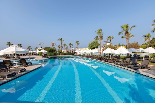 Piscine couverte, 4 piscines extérieures, parasols de plage