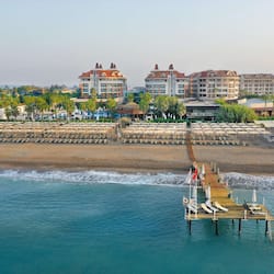 Plage privée, chaises longues, parasols, serviettes de plage
