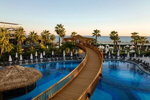 Una piscina cubierta, 4 piscinas al aire libre, sombrillas, tumbonas