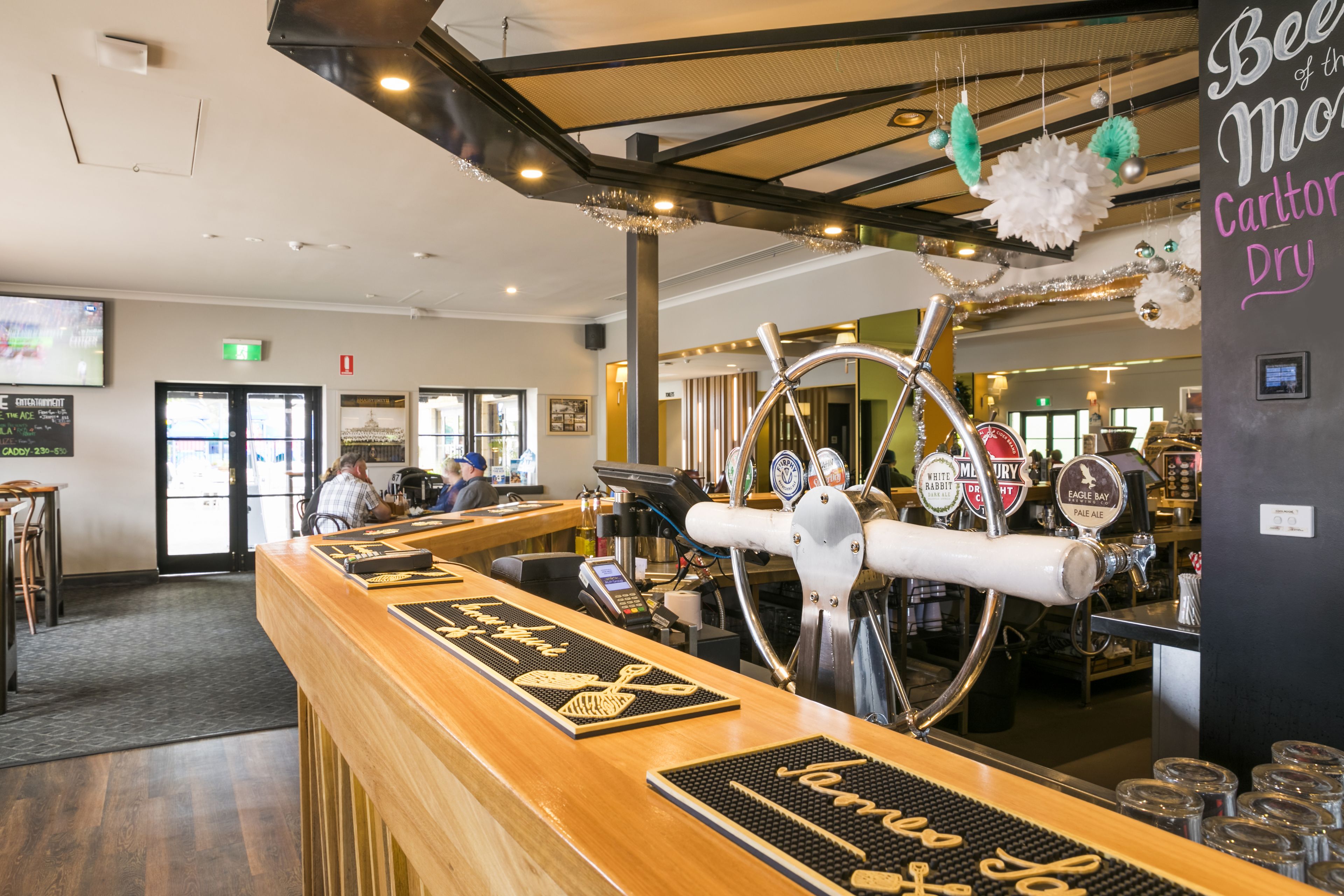 4 bars/lounges, pub, cocktail bar