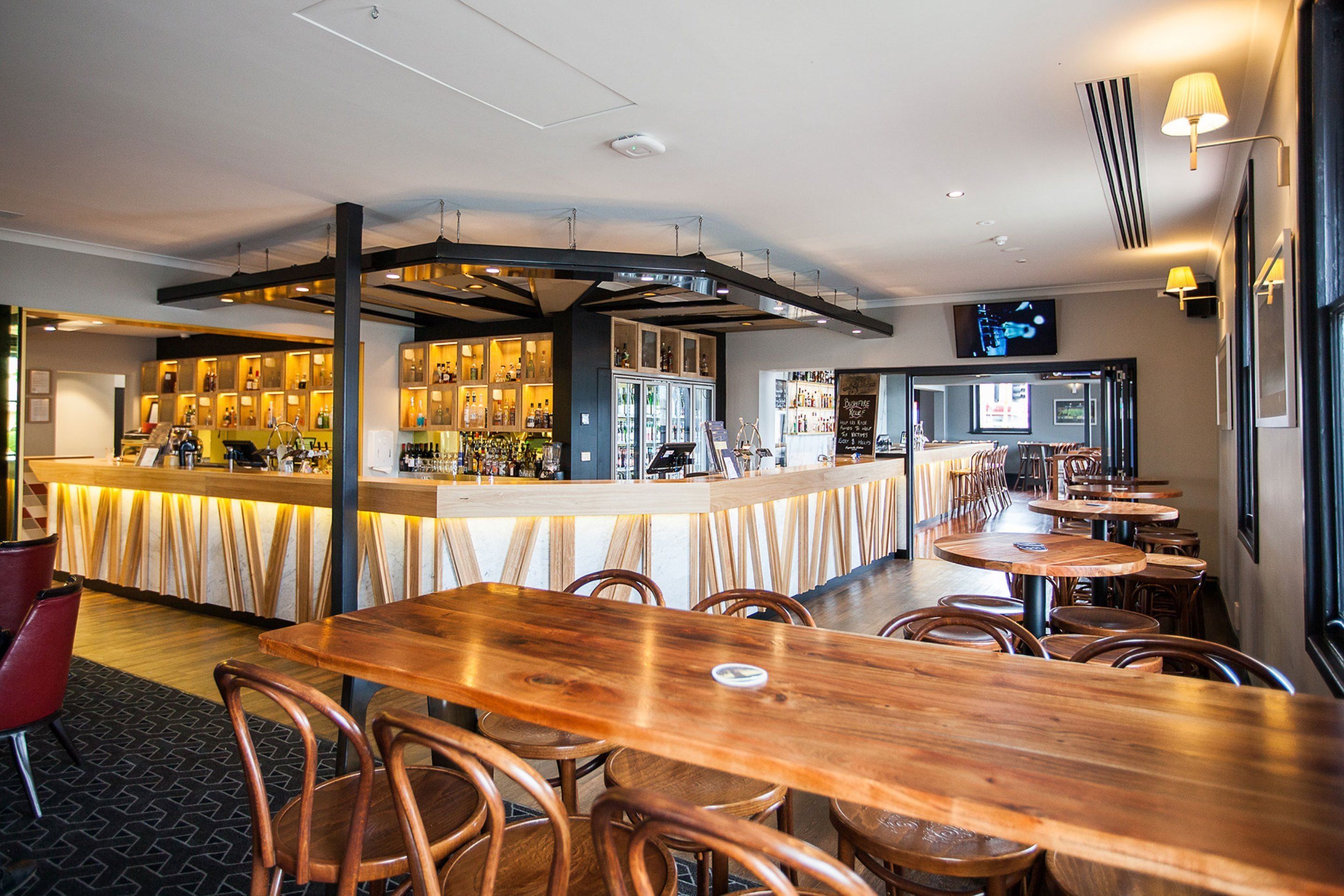 4 bars/lounges, pub, cocktail bar