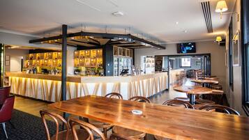 4 Bars/Lounges, Pub, Cocktailbar