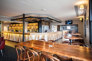4 bares, pub, bar de cocktails