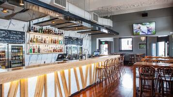 4 bars/lounges, pub, cocktail bar