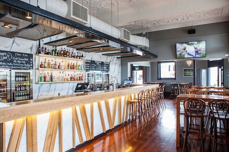 4 bares, pub, bar de cocktails. Nightcap at the Ship Inn