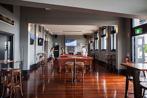 4 bars/lounges, pub, cocktail bar