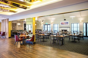 4 bars/lounges, pub, cocktail bar