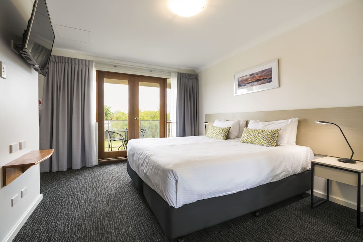 2 bedrooms, minibar, iron/ironing board, free cots/infant beds