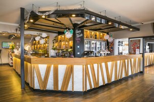 4 bars/lounges, pub, cocktail bar