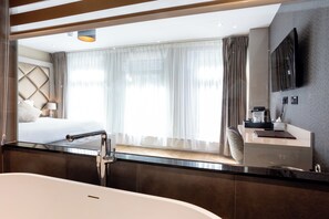 Habitación doble superior, 1 cama King size | Baño | Amenidades de baño gratuitas, secadora de cabello, toallas 