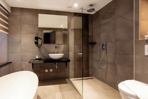 Premier tweepersoonskamer, 1 kingsize bed | Badkamer | Gratis toiletartikelen, een haardroger, handdoeken