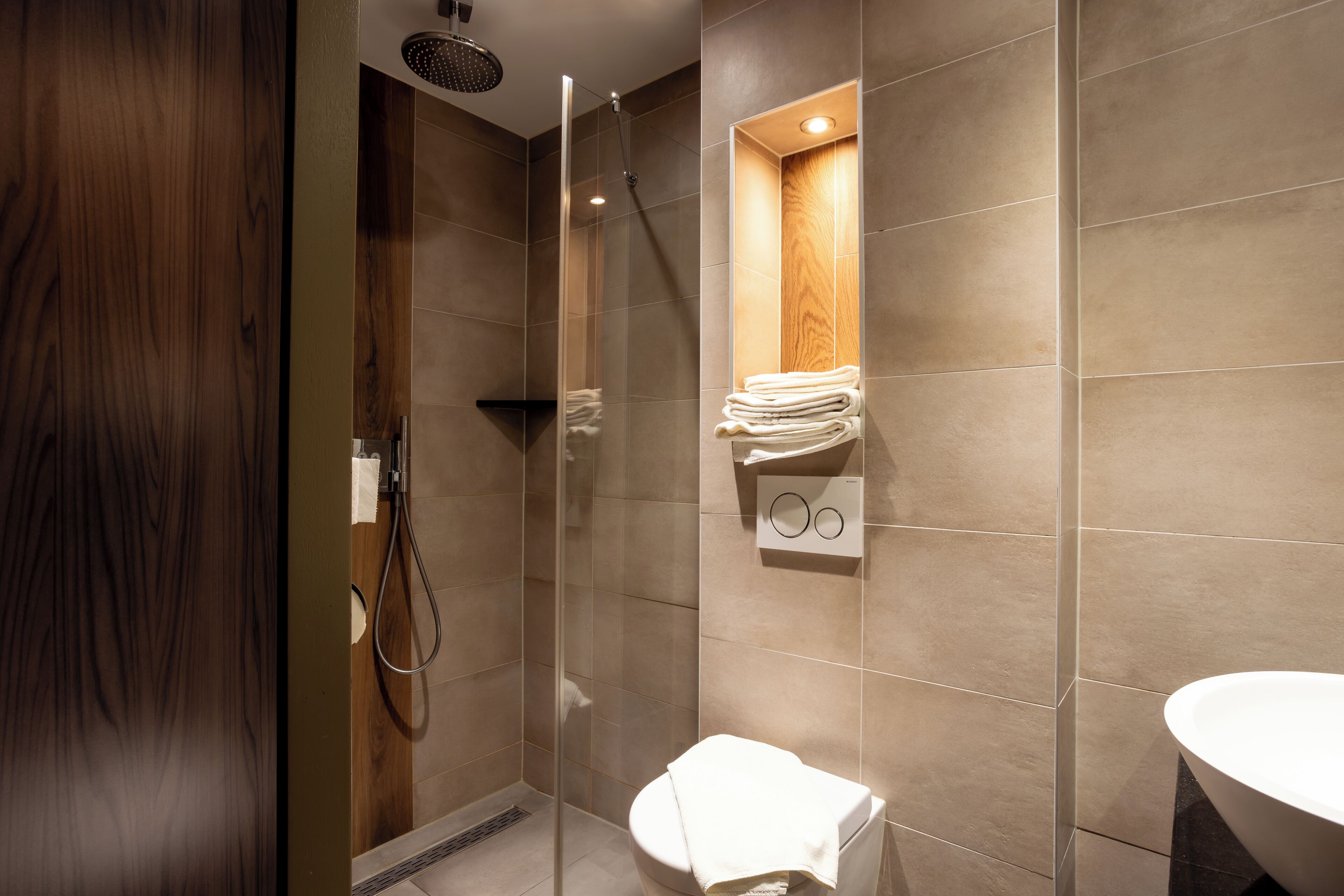 basic double room, 1 queen bed | bathroom | free toiletries, hair dryer, towels